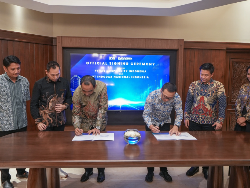 CEO INDODAX William Sutanto dan IAS Hospitality menandatangani kerja sama strategis di Bandara Soekarno-Hatta.