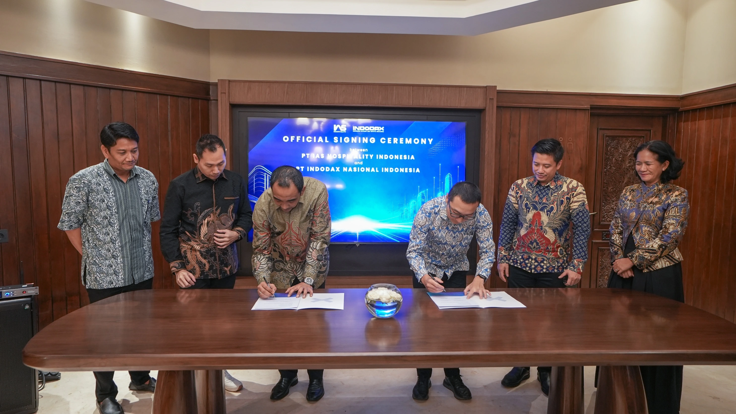 CEO INDODAX William Sutanto dan IAS Hospitality menandatangani kerja sama strategis di Bandara Soekarno-Hatta.